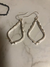 Load image into Gallery viewer, Kendra inspired oval drop earrings
